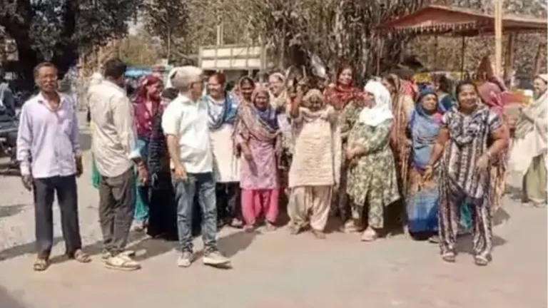 સુરેન્દ્રનગરમાં પાણી મુદ્દે મહિલાઓ રણચંડી બની: પાલિકા કચેરીએ થાળી-વેલણ વગાડી કર્યો ઉગ્ર વિરોધ