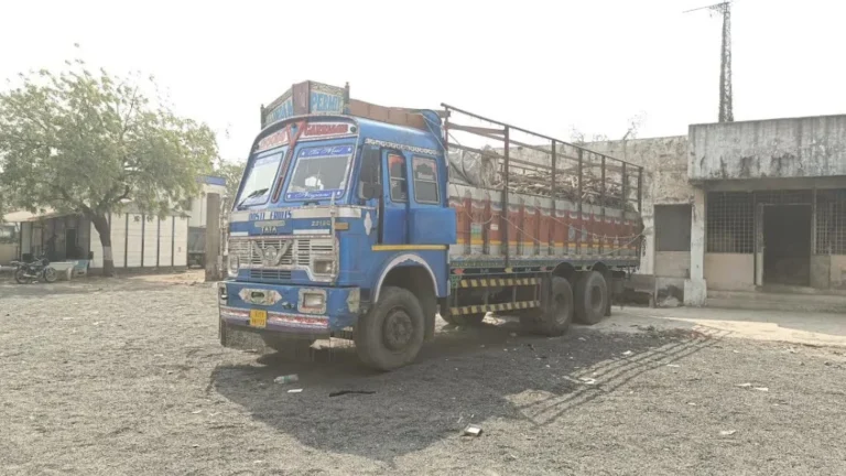 સાયલાના શામતપર ગામ નજીક રૂ.૪૯ લાખનો વિદેશી દારૂ ભરેલી ટ્રક ઝડપાઇ