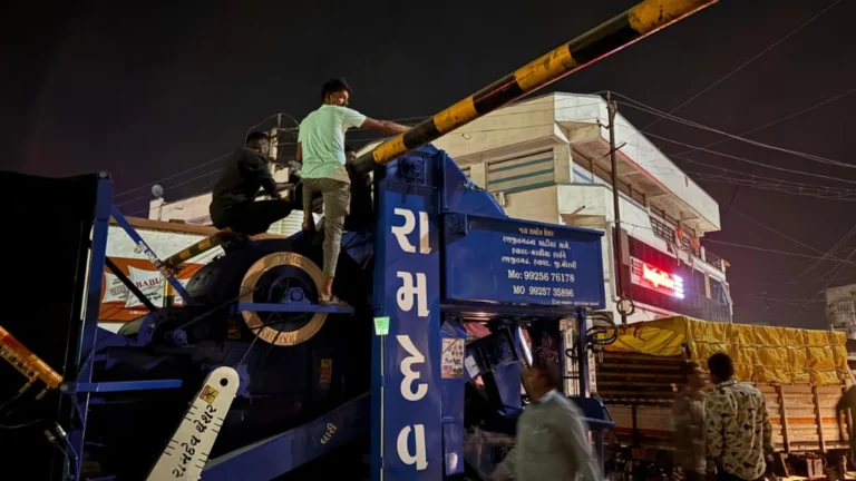 થાન ઓવરબ્રિજ પર હાઇટગેજમાં થ્રેશર મશીન ફસાતાં ટ્રાફિકજામ: વાહનચાલકો કલાકો સુધી અટવાયા