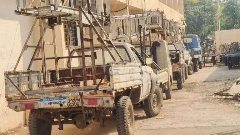 સુરેન્દ્રનગર મનપાના ઇલેક્ટ્રિક વિભાગના કર્મીઓની હડતાળ: વીમા કવચના મુદ્દે શહેરમાં અંધારપટ