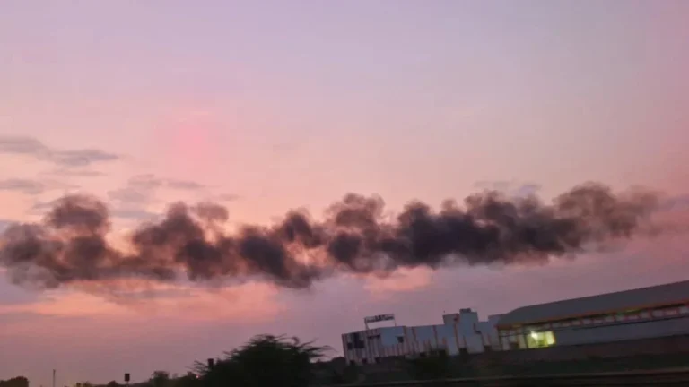 સુરેન્દ્રનગર-મૂળી હાઈવે પર ફેક્ટરીઓના ધુમાડાથી પ્રદૂષણનું સામ્રાજ્ય: વાહનચાલકોના આરોગ્ય પર ખતરો