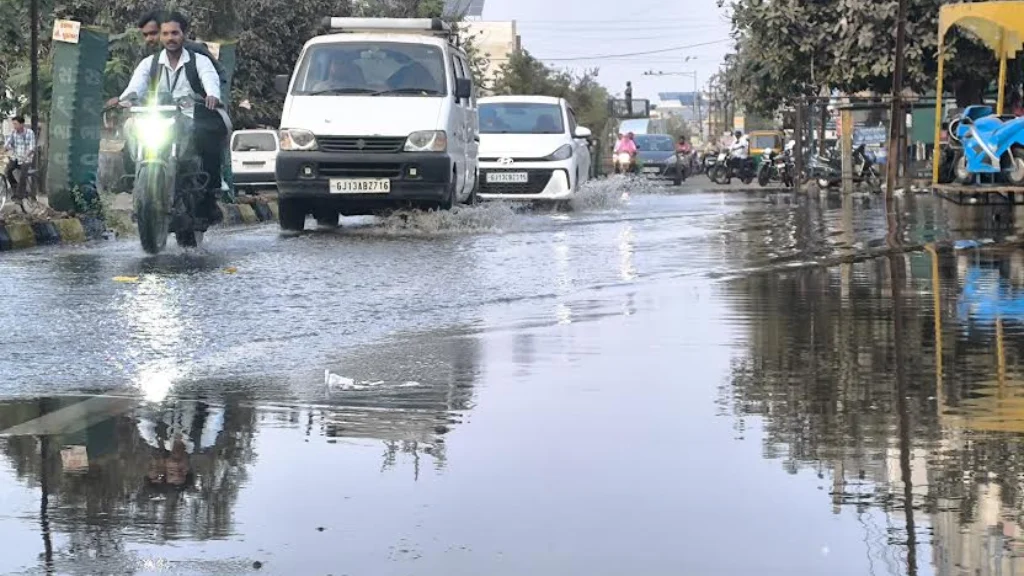 સુરેન્દ્રનગરમાં તંત્રની ઘોર બેદરકારી: પાઈપલાઈન લીકેજ થતા રસ્તાઓ નદી બન્યા, ગંદા પાણીથી રોગચાળાનો ભય