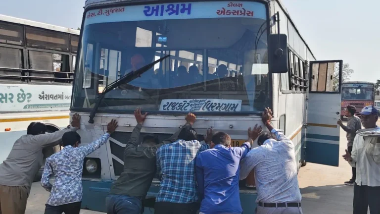 રાજકોટ-વિરમગામ રૂટની બસ ડેપોમાં જ બંધ પડી : કાળઝાળ ગરમીમાં મુસાફરોએ ધક્કો મારી શરૂ કરી