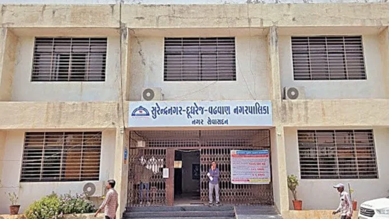 સુરેન્દ્રનગર મનપામાં કોન્ટ્રાક્ટ એજન્સીઓની મનમાની: 50 શ્રમિકોના પરિવાર મુકાયા મુશ્કેલીમાં