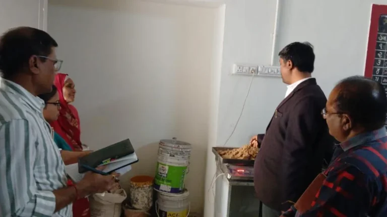 ડેપ્યુટી કલેક્ટરનો સપાટો: અમરાપર શાળાના મધ્યાહન ભોજનમાં ગેરરીતિ બદલ સંચાલક અને રસોયાને હોદ્દા પરથી દૂર કરાયા