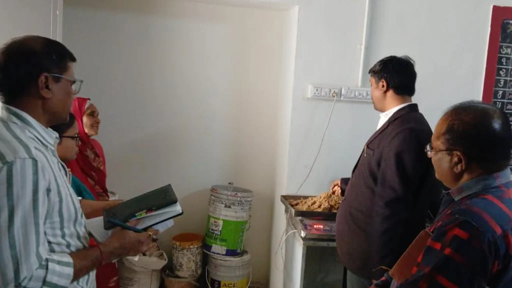 ડેપ્યુટી કલેક્ટરનો સપાટો: અમરાપર શાળાના મધ્યાહન ભોજનમાં ગેરરીતિ બદલ સંચાલક અને રસોયાને હોદ્દા પરથી દૂર કરાયા