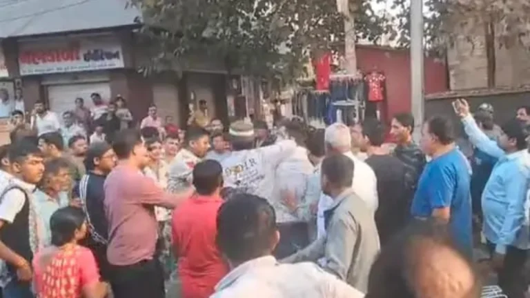 ધ્રાંગધ્રા શાકમાર્કેટમાં લારી સાઈડમાં રાખવાનું કહેતા પોલીસ કર્મીનો કાઠલો પકડ્યો, લારીધારક સામે ફરિયાદ