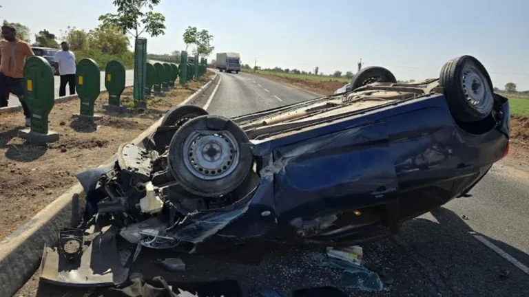 લખતરના કડુ પાસે કાર ચાલકે સ્ટેયરિંગ પરથી કાબૂ ગુમાવ્યો: કાર પલટી મારી રોંગ સાઈડમાં ઉતરી ગઈ