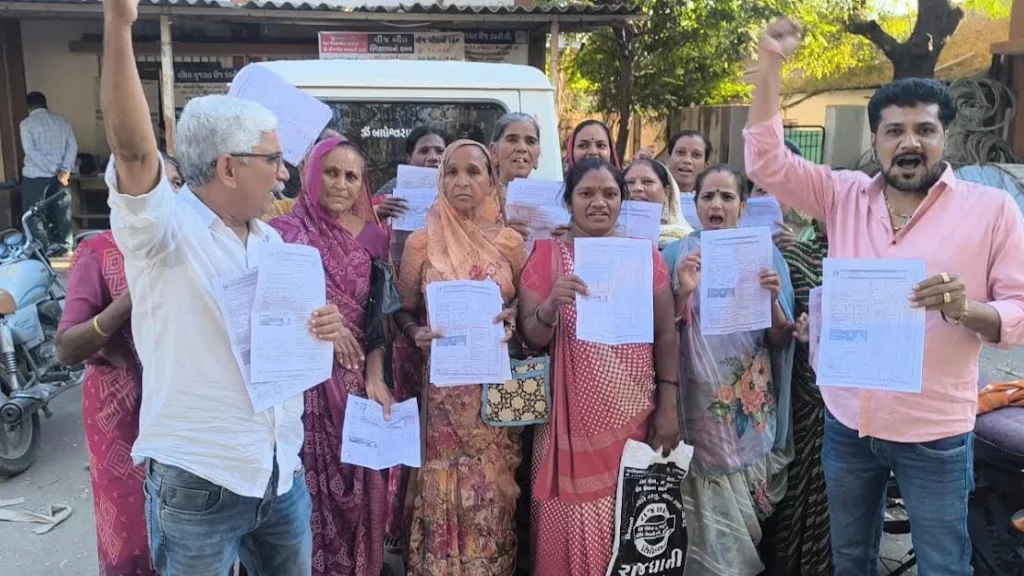 સુરેન્દ્રનગર: સ્માર્ટ મીટર લગાવ્યા બાદ 20 દિવસમાં 3 વાર બિલ ફટકારાતા મહિલાઓનો PGVCL કચેરીએ હોબાળો