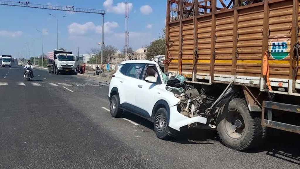 લીંબડી-અમદાવાદ હાઈવે પર કાર ટ્રક પાછળ ઘૂસી જતાં અકસ્માત: જામનગરના યુવકનું મોત