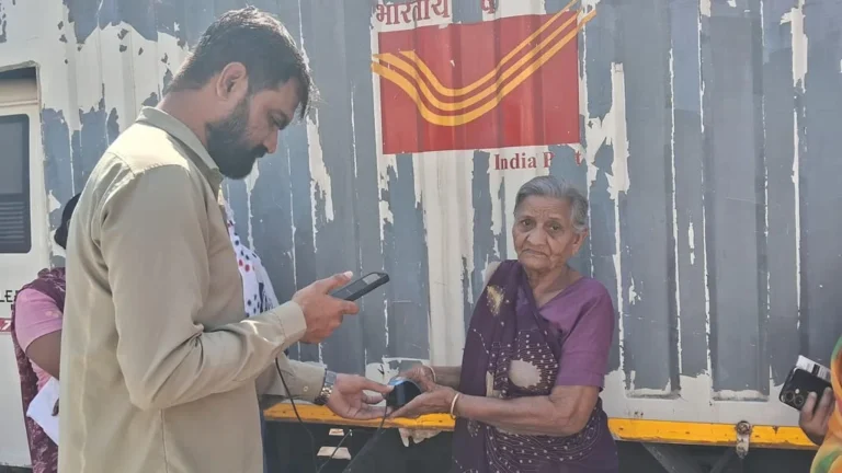 સુરેન્દ્રનગર: બોમ્બની ધમકી વચ્ચે પોસ્ટ ઓફિસ કર્મચારીએ રોડ પર ઉભા રહી વૃદ્ધોની સેવા કરી