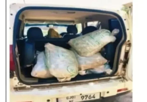 આણંદપુર પોલીસે સાલખડા પાસે બોલેરો કારમાંથી દેશી દારૂનો જથ્થો ઝડપ્યો: 3,50,000નો મુદ્દામાલ જપ્ત