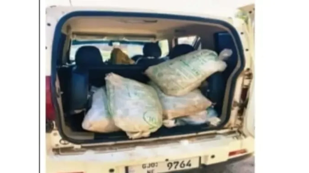 આણંદપુર પોલીસે સાલખડા પાસે બોલેરો કારમાંથી દેશી દારૂનો જથ્થો ઝડપ્યો: 3,50,000નો મુદ્દામાલ જપ્ત