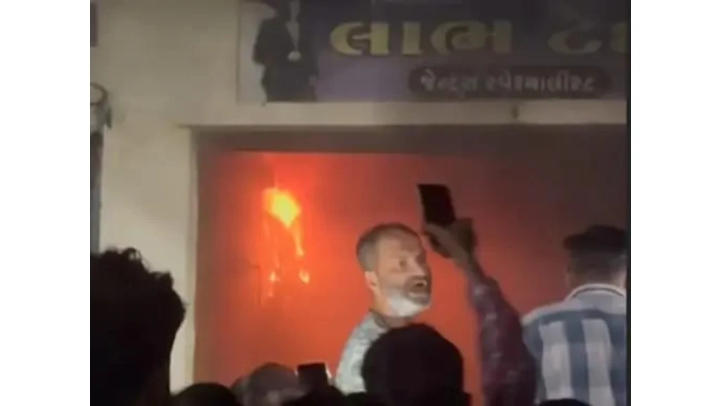 લીંબડીના તળાવ મહોલ્લામાં દરજીની દુકાનમાં શોર્ટ સર્કિટથી ભીષણ આગ: કપડાં બળીને ખાખ