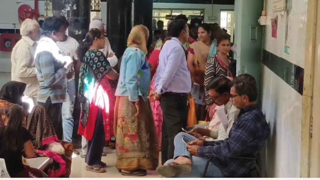 સુરેન્દ્રનગરમાં બેવડી ઋતુમાં રોગચાળો વકર્યો: સિવિલમાં ભારે ભીડસુરેન્દ્રનગરમાં બેવડી ઋતુમાં રોગચાળો વકર્યો: સિવિલમાં ભારે ભીડ