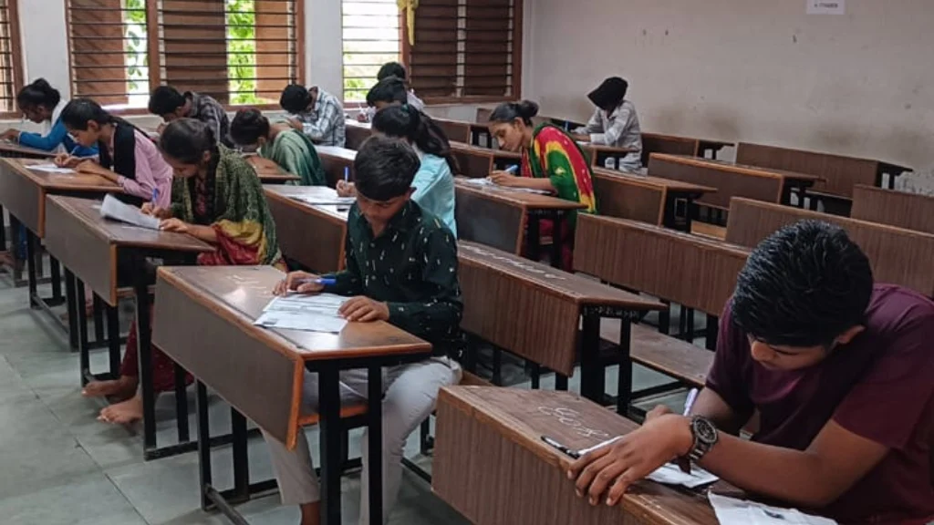 સુરેન્દ્રનગર: ધોરણ 12 વિજ્ઞાન અને સામાન્ય પ્રવાહની પરીક્ષામાં 20 વિદ્યાર્થીઓ ગેરહાજર