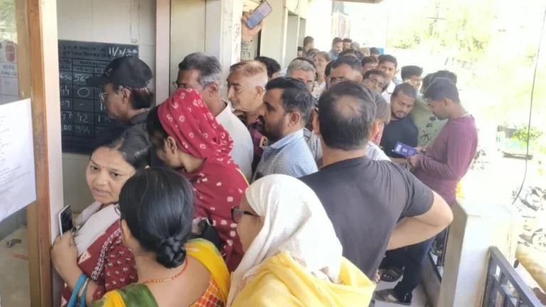 સુરેન્દ્રનગરમાં તંત્રના દાવા વચ્ચે ગેસ એજન્સીઓ પર ગ્રાહકોની લાંબી કતારો