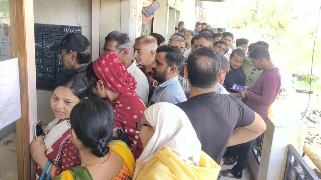 સુરેન્દ્રનગરમાં તંત્રના દાવા વચ્ચે ગેસ એજન્સીઓ પર ગ્રાહકોની લાંબી કતારો