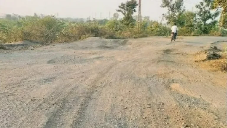 વઢવાણ તાલુકાના પાંચ ગામોને જોડતો ખારવાથી માળોદ સુધીનો 10 કિ.મી. રસ્તો ખાડામાં ફેરવાયો