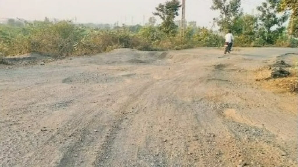 વઢવાણ તાલુકાના પાંચ ગામોને જોડતો ખારવાથી માળોદ સુધીનો 10 કિ.મી. રસ્તો ખાડામાં ફેરવાયો