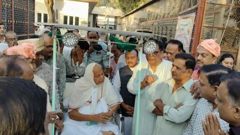 લીંબડીમાં 11 વર્ષ બાદ જૈન આચાર્ય પ્રબોધચંદ્ર સુરીશ્વરજી મ.સા.નું આગમન: વાજતે-ગાજતે ભવ્ય સામૈયું યોજાયું