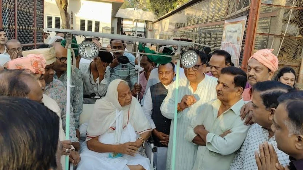 લીંબડીમાં 11 વર્ષ બાદ જૈન આચાર્ય પ્રબોધચંદ્ર સુરીશ્વરજી મ.સા.નું આગમન: વાજતે-ગાજતે ભવ્ય સામૈયું યોજાયું