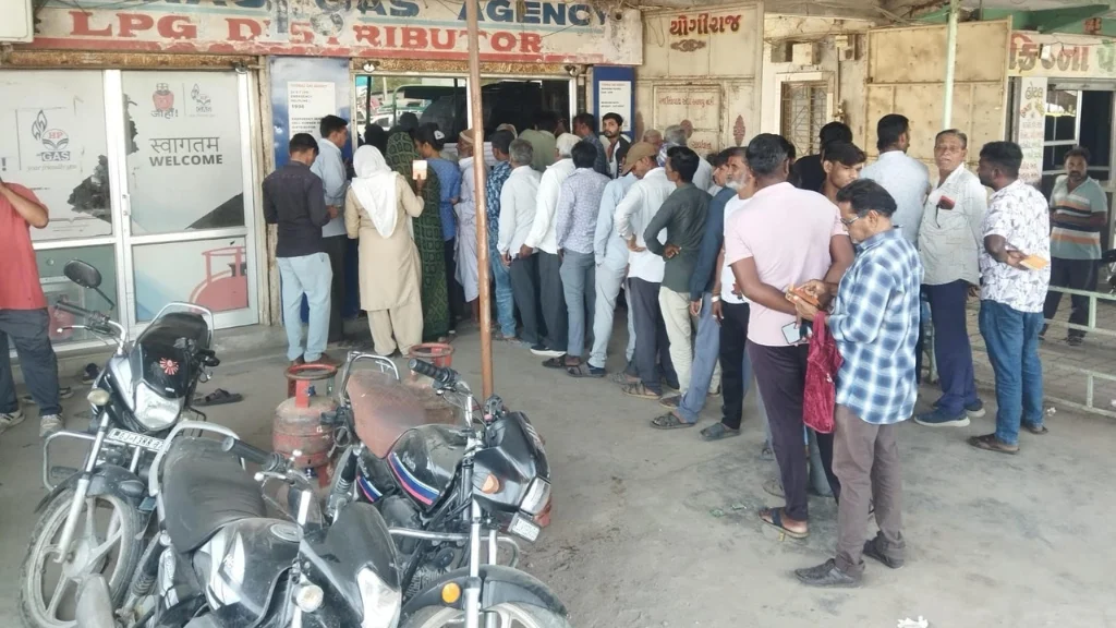 લખતરમાં ગેસ સિલિન્ડર બુકિંગ સિસ્ટમ ખોરવાતા એજન્સી પર ગ્રાહકોની લાંબી કતારો