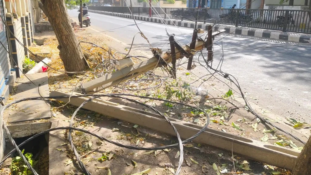 ધ્રાંગધ્રાના ક્લબ રોડ પર ભારે વાહનની ટક્કરે વીજપોલ ધરાશાયી: શોર્ટ સર્કિટ થતા અફડાતફડી