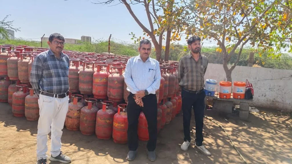 સુરેન્દ્રનગર જિલ્લા પુરવઠા વિભાગનું ગેસ ગોડાઉનો અને હોટલોમાં ચેકિંગ