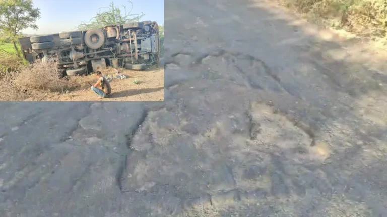 લખતરના મોઢવાણા-વણા રોડ પર ખાડાના કારણે રેતી ભરેલું ડમ્પર પલટી ગયું