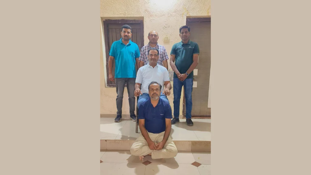 સુરેન્દ્રનગરમાં 23 વર્ષથી છેતરપિંડીના ગુનામાં નાસતા-ફરતા પિતા-પુત્ર મહારાષ્ટ્રથી ઝડપાયા