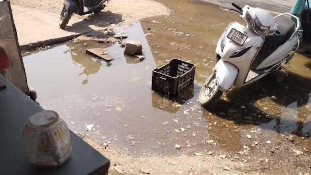 સુરેન્દ્રનગર: મિલન સિનેમા પાસે ડ્રેનેજના ગંદા પાણીથી વેપારીઓને હાલાકી