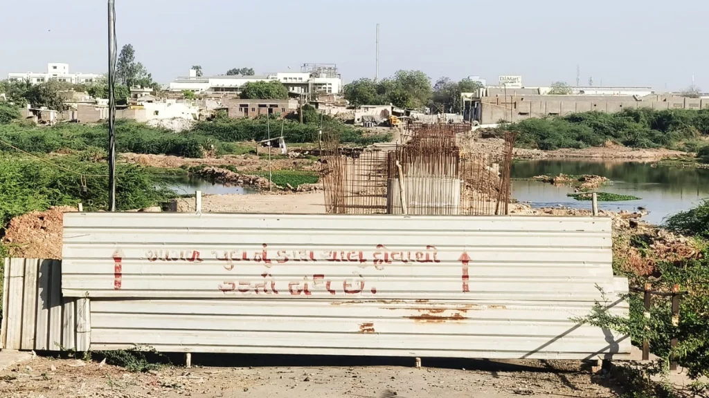 સુરેન્દ્રનગર: જીઆઈડીસી બ્રિજનું કામ એક વર્ષથી અધૂરું, ડાયવર્ઝનના અભાવે એમ્બ્યુલન્સ અને શ્રમિકો હેરાન