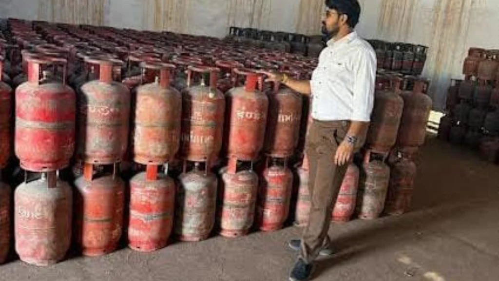 થાનમાં પુરવઠા વિભાગના દરોડા: ગેસ એજન્સી અને હોટલોમાં સિલિન્ડરના જથ્થાનું આકસ્મિક ચેકિંગ