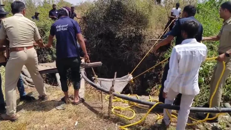 સાયલાની સીમમાં કૂવામાંથી અજાણ્યા યુવાનનો કોહવાયેલો મૃતદેહ મળ્યો