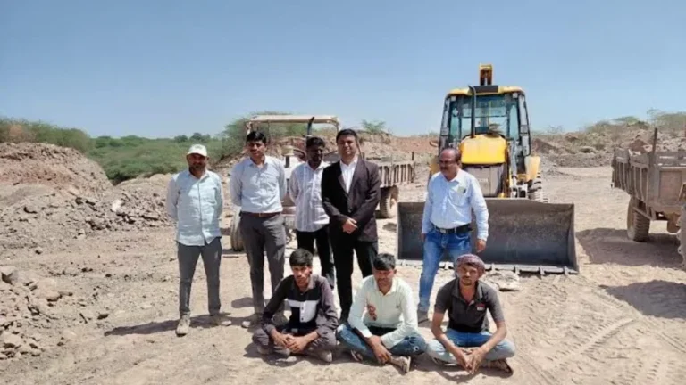 મુળીના ખાખરાળામાં ગેરકાયદે ચાઈના ક્લેનું ખનન ઝડપાયું