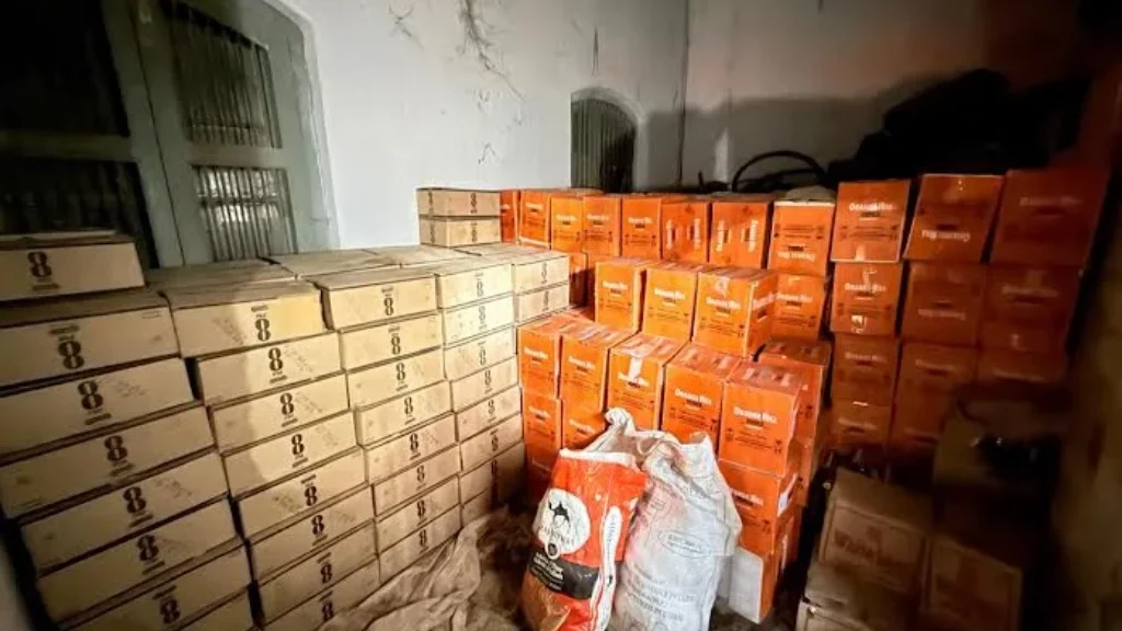 મુળીમાં રેતીની આડમાં લઈ જવાતો ૪૦ લાખનો દારૂ ઝડપાયો