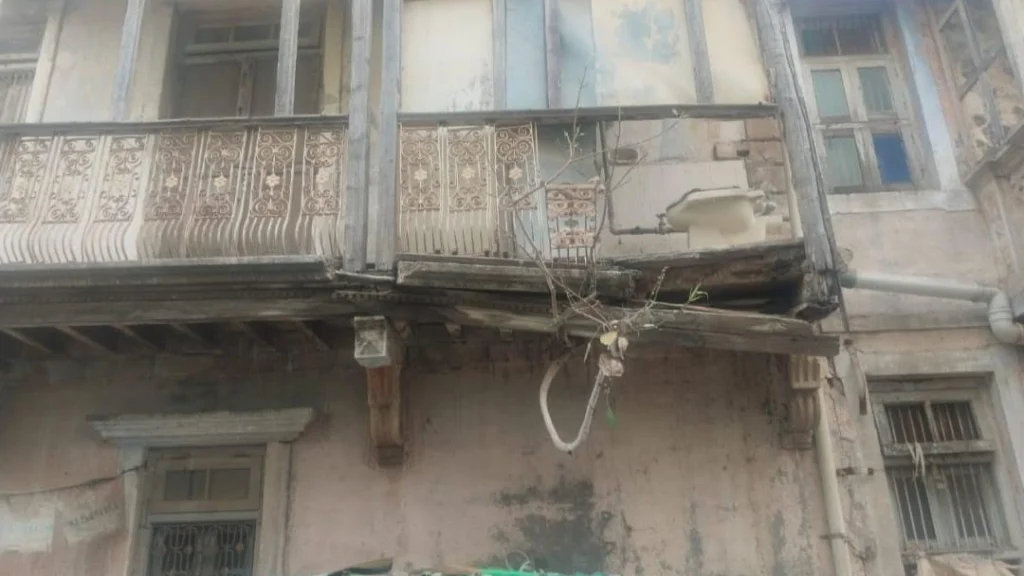 સુરેન્દ્રનગર: ઉપકાર સાડી સામેની જર્જરિત ઇમારત ગમે ત્યારે ધરાશાયી થવાની ભીતિ