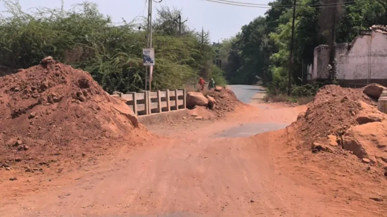 સુરેન્દ્રનગર-ખમીસાણાને જોડતો પુલ એક વર્ષથી બંધ રહેતા રોષે ભરાયેલા ગ્રામજનોએ જાતે જ રસ્તો ખોલ્યો