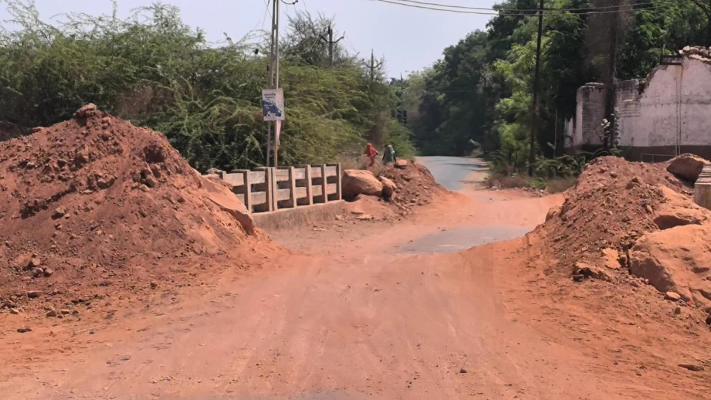 સુરેન્દ્રનગર-ખમીસાણાને જોડતો પુલ એક વર્ષથી બંધ રહેતા રોષે ભરાયેલા ગ્રામજનોએ જાતે જ રસ્તો ખોલ્યો