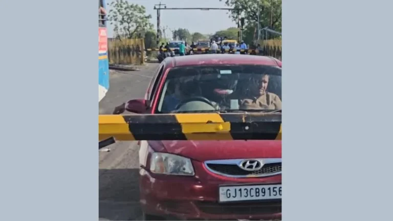 રાજસીતાપુર ફાટક પાસે ફાટકમેનની બેદરકારીથી એસટી બસ સહિતના વાહનો રેલવે ટ્રેક પર ફસાયા