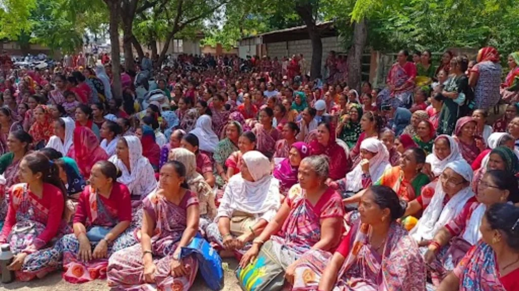 સુરેન્દ્રનગર: 1355 આંગણવાડીઓના તાળાબંધી, 2710 વર્કર બહેનોએ છાજીયા લઈ અને ગરબે ઘૂમી વિરોધ નોંધાવ્યો