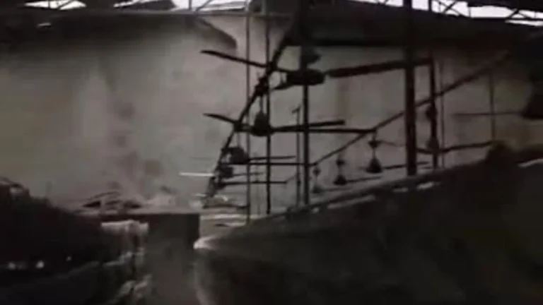 થાનમાં મિની વાવાઝોડામાં 20 થી વધુ સિરામિક એકમોના શેડ ઉડ્યા, લાખોનું નુકસાન