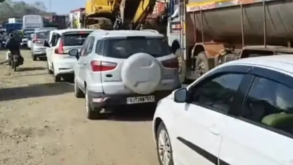 ચોટીલા ડુંગરની છઠ્ઠી પરિક્રમામાં ભક્તોનું ઘોડાપૂર: 1.5 લાખ શ્રદ્ધાળુઓ ઉમટ્યા, હાઈવે પર 3 કિમી લાંબો ટ્રાફિક જામ