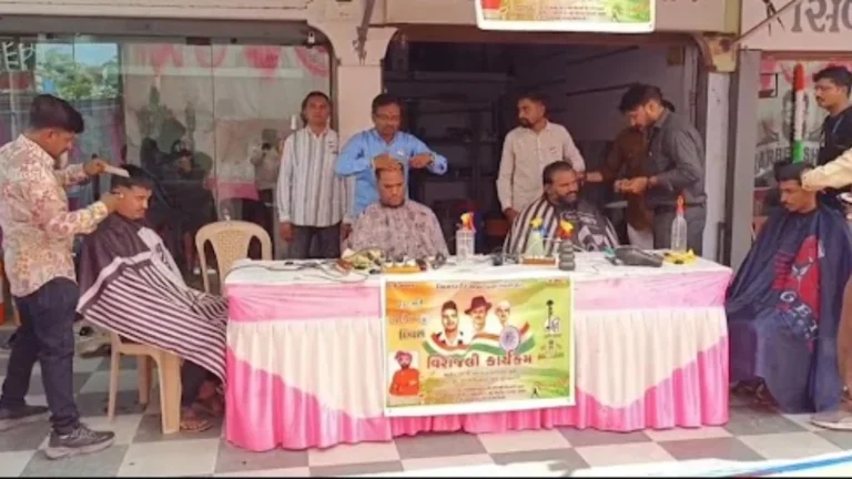 અનોખી દેશભક્તિ: વઢવાણના યુવકે શહીદ દિવસે સલૂનની એક દિવસની આવક શહીદ પરિવારોને અર્પણ