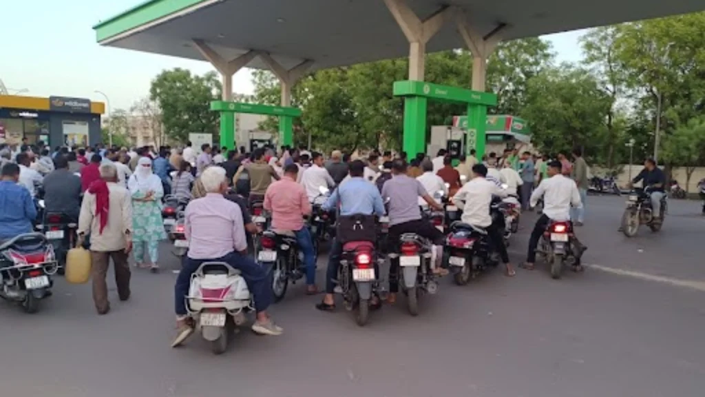 પેટ્રોલ-ડીઝલની અછતની અફવા વચ્ચે સુરેન્દ્રનગરના પંપો પર વાહનોની લાંબી કતારો