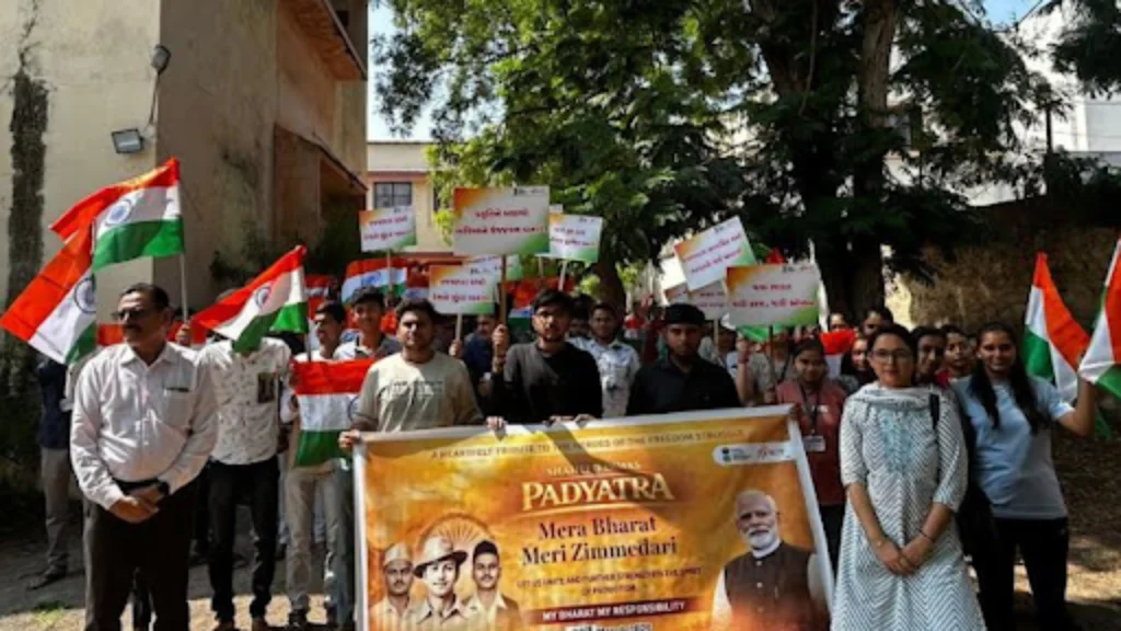 સુરેન્દ્રનગરમાં શહીદ દિવસ નિમિત્તે એમ.પી. શાહ કોલેજના યુવાનોએ પદયાત્રા યોજી