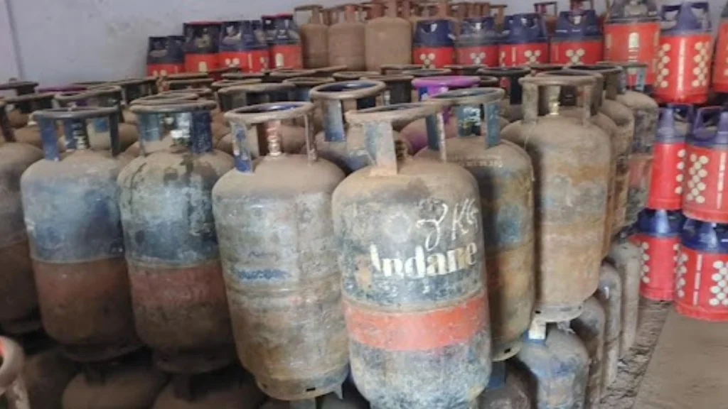 સુરેન્દ્રનગરમાં ગેસ સિલિન્ડર પરત લેવાના આદેશનું સુસ્ત પાલન: પુરવઠા વિભાગ પાસે આંકડા જ નથી