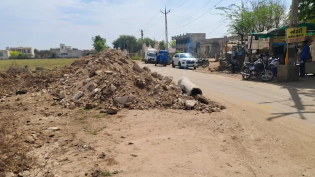 ધ્રાંગધ્રા સેવા સદન પાસે ભૂગર્ભ ગટરના અધૂરા કામથી અકસ્માતનો ભય