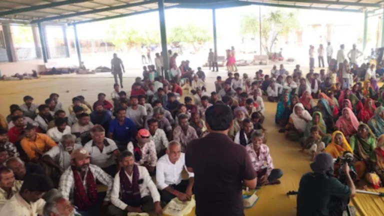 દસાડાના રણમાં અગરિયા હિત રક્ષક મંચની બેઠકમાં વાવાઝોડાથી થયેલા નુકસાન સામે 2 લાખની સહાયની માંગ